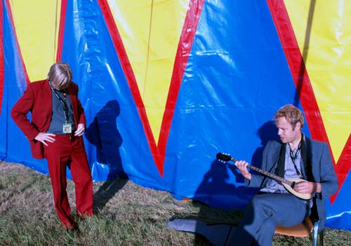 Lüül und Carsten vor farblich passendem Zelt